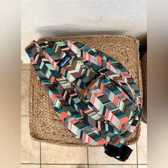 NWOT KAVU Rope Sling Bag – Multicolor Chevron Print – Adjustable Crossbody - Picture 4 of 7